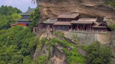 Dağda asılı Nanyan Sarayı 'nın bir parçası. Uçurumu cennete açılan bir geçit olarak gör. Hubei Bölgesi, Çin.