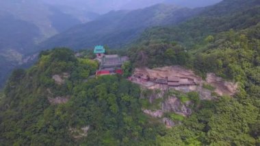 Taichi Wudang 'da doğdu. Mor Cennet Sarayı iyi korunmuş bir Çin Taoist tapınağının iyi bir örneğidir. Hubei Bölgesi, Çin.