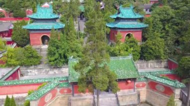 Wudang Dağı 'ndaki Mor Cennet Sarayı, Hubei ili, Çin. Taichi 'nin doğduğu yer. Öğrenciler wushu ve taoizm dinini öğreniyor.