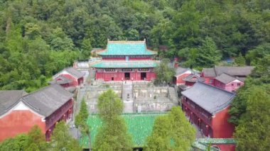 Mor Cennet Sarayı 'nın içindeki Büyük Salon. Kırmızı duvarları ve yeşil kiremitleri olan eski ve güzel bir Taoist tapınağı. Hubei 'de Wudang Dağı, Çin