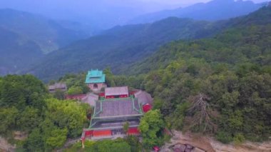 Wudang Dağı ve Nanyan Sarayı 'nın arka tarafındaki hava manzarası. Tapınak, Wudang 'ın Cinding' i ile karşı karşıya. Önde gelen bir koku, saray ve tapınak arasında bir maç..