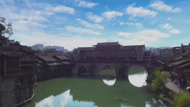 鸟瞰穿越通江 连接中国湖南凤黄两岸的老桥 — 图库视频影像