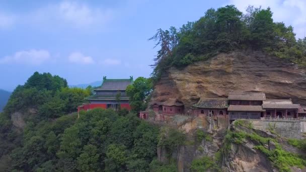 南阳宫后部的空中风景 庙宇座落在悬崖边上 有些地方悬在山上 — 图库视频影像