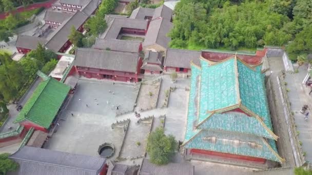 紫色天宫周围的空中风景 具有中国古代风格的一系列寺庙 宫殿和亭子的古老建筑群 中国湖北省 — 图库视频影像