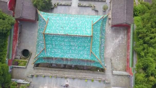 从上面看湖北省武当山紫天宫绿瓦房屋建筑 — 图库视频影像
