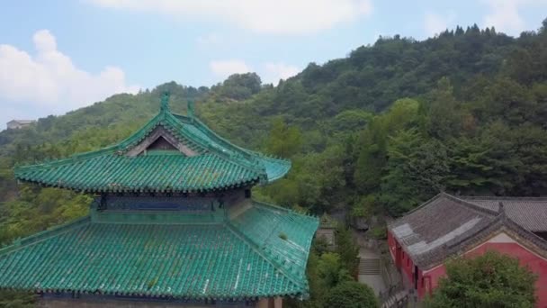 空中俯瞰着中国的钟楼 钟楼是由砖和绿色的青绿色瓷砖建成的 屋顶上是瓷砖 中国湖北省武当山南山正门 — 图库视频影像