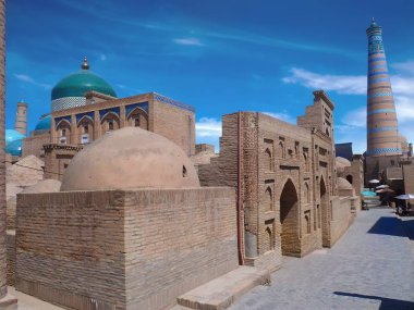 Eski şehir Khiva 'nın köşesi. Mükemmel mavi altında kubbeler, minareler ve camiler