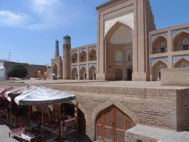 Khiva, Özbekistan 'daki Kutlug Murad Inaq Madrasa' nın önündeki hediyelik eşya dükkanları