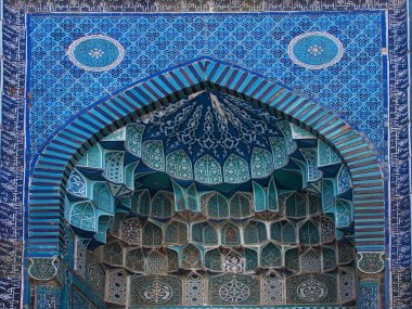 Özbek tarzı. Geleneksel İslami sanat, Özbekistan 'ın Semerkant kentindeki Shahi Zinda' nın tarihi kutsal mezarlığının içinde.. 