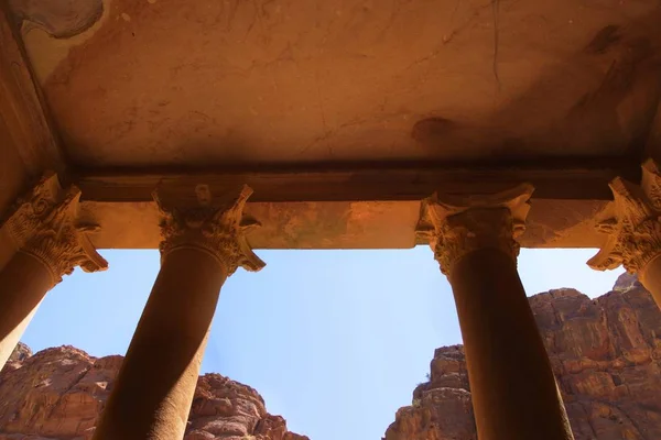 Пільєри Давнього Набатейського Храму Аль Хазне Казначейство Розташовані Місті Роуз — стокове фото
