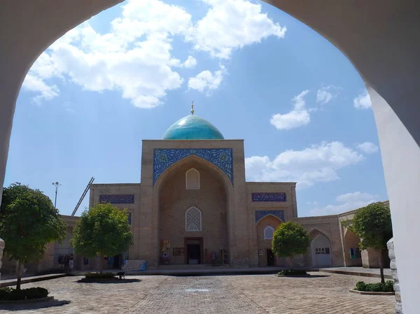 Taşkent, Özbekistan 'daki Barak-Khan Madrasa' nın içinde