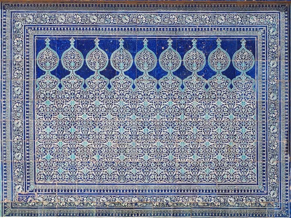 Tash-Khovli Sarayı, Khiva, Özbekistan 'da seramik ve mozaik üzerinde İslami sanat ile mavi desen