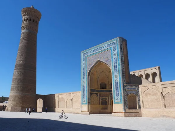 Chlapec Kole Uprostřed Náměstí Minaretem Kalyan Mešity Buchara Uzbekistán — Stock fotografie