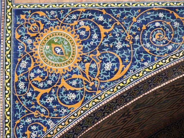 Tillya-Kori Madrasa avlusunun kapı detayları