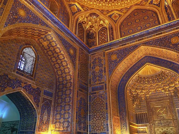 Исламское Искусство Узоры Синих Стенах Золотой Михраб Внутри Тилла Кари — стоковое фото