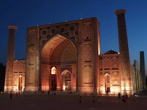 Noční Snímek Registan Square Sher Dor Madrasa Samarkand Uzbekistán — Stock fotografie