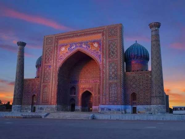 从乌兹别克斯坦撒马尔罕Sher Dor Madrasa的Registan广场拍摄的日落 — 图库照片