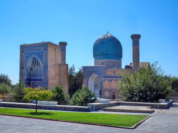 청록색 타일들은 아미르 티무르의 Gur Emir Mausoleum 입구에 우즈베키스탄의 사마르칸트 — 스톡 사진