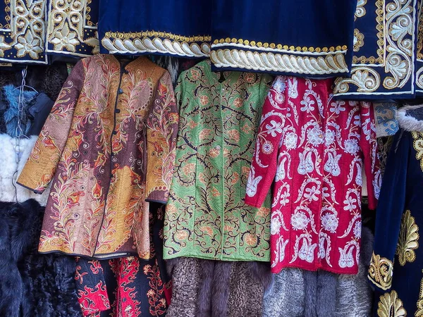 Renklerle dolu geleneksel ve kırsal giysiler. Özbek İslami Sanatı nakış işliyor. Özbekistan