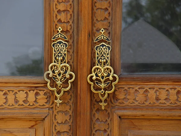 Uzbek Traditional Art Door Handles Made Metal Golden Bronze Contrasts — Stock Photo, Image