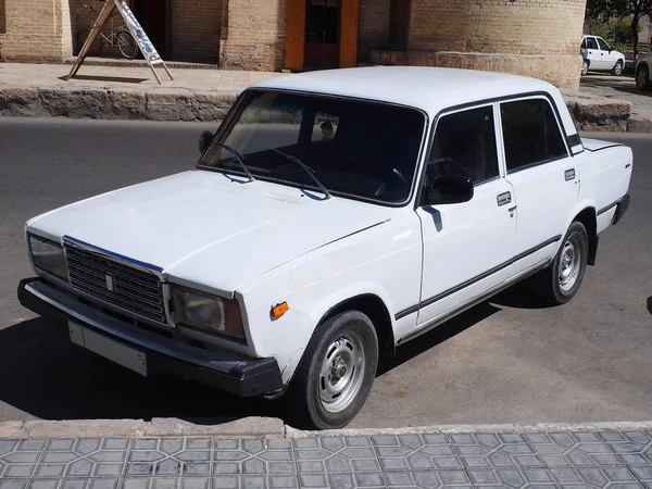 Старый Советский Белый Автомобиль Бухаре Узбекистан Винтажный Стиль Стиле Шелкового Стоковая Картинка