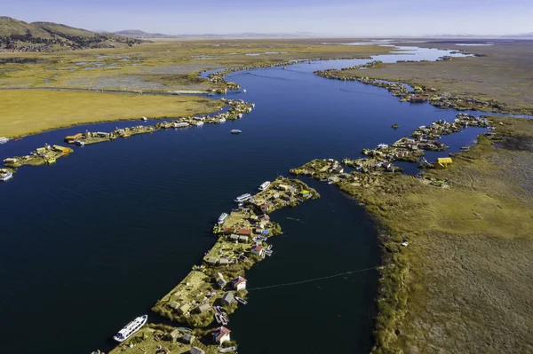 Tüm Uros yerleşimine hava manzarası, Titicaca Gölü, Puno, Peru 'da yaşayan Peru etnik kökeni