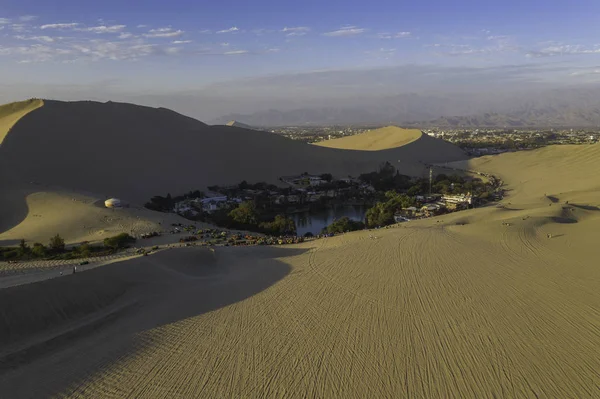 Peru 'nun Ica kenti yakınlarındaki çöl kum tepelerindeki Huacachina Oasis' in hava manzarası.