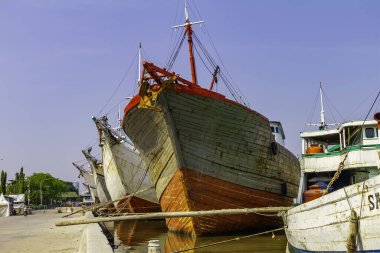Sunda Kelapa Limanı 'ndaki resimli balıkçı tekneleri. Jakarta şehri, Java Adası, Endonezya
