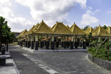 Cavalıların ürünlerini sattığı market tezgahları. Satış ve kuş değişimi. Pasar Ngasem Pazarı (kuş pazarı), Yogyakarta, Java Adası