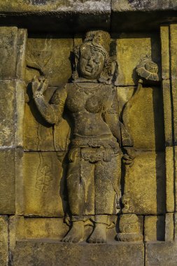 Borobudur Tapınağı 'nın duvarında, Endonezya' nın merkezindeki Magelang 'da bulunan heykeltraş edilmiş, uzun saçlı antik kadın - 14 / 02 / 20