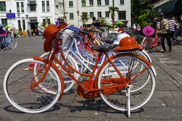 帽子と帽子を伴うカラフルな自転車は インドネシアのジャワ島ジャカルタの旧市街 タマン ファタヒラー広場で太陽をカバーします — ストック写真