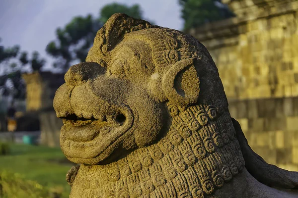 Aslan muhafızı, Endonezya 'nın başkenti Magelang' daki Borobudur tapınağının girişini koruyor.