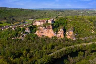 Bruniquel Kalesi, Tarn, Midi-Pyrenees, Occitania, Fransa 'da bir ortaçağ köyünde.