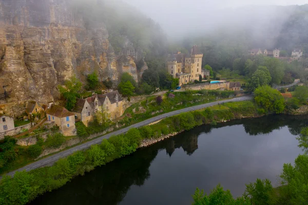 França Pitoresca Aldeia Roque Gageac Dordogne Coberta Por Nevoeiro Nuvens — Fotografia de Stock