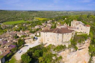 Bruniquel Kalesi 'nin havadan görünüşü 12. yüzyıl başlarındaki Occitanie, Fransa kalesinin iyi bir örneğidir. Tüm alan tarihi bir anıt olarak sınıflandırıldı ve yakın zamanda restore edildi..