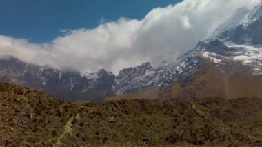 Dağ sırasındaki bulutlar. Salkantay, Cusco bölgesinde karlı And Dağları, Peru