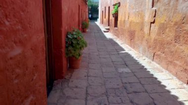 Saint Catherine Manastırı (Convento de Santa Catalina), Arequipa şehri, Peru çevresindeki dar ve koyu kırmızı duvarlar