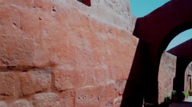 İspanyol fatihler tarafından yapılan koloni binaları. Saint Catherine Manastırı 'nın avlusunda kırmızı duvarlar ve kemerler. Arequipa, Peru 'daki Dominikli rahibeler manastırı..