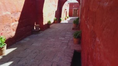 Saint Catherine Manastırı 'nın avlusunda kırmızı duvarlar ve kemerler. Arequipa, Peru 'daki Dominikli rahibeler manastırı..