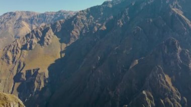 Cruz del Condor gözetleme noktası. Yüksek irtifadan tüm vadiye derin manzaralar. Colca Kanyonu, Colca Vadisi Arequipa bölgesinde, Peru