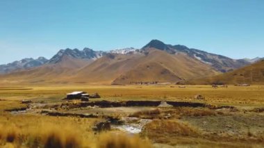 Peru And Dağları 'nda yüksek irtifada tipik misafirperver olmayan bir manzara. Cusco bölgesi, Peru