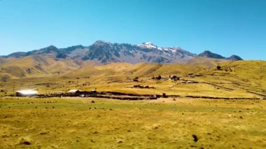Abra La Raya yakınlarındaki And Dağları. Puno ve Cusco arasında yüksek irtifada yaşanması zor bir bölge. Cusco bölgesi, Peru