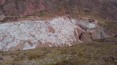 Maras 'ta beyaz tuz madenleri. Dağ yamacına oyulmuş binlerce küçük havuz. Maras, Peru