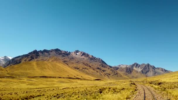 列車の線路ペルーアンデス山脈山脈 旅行を開始する方法です ペルー鉄道 プノ地域 ペルーとのプノ クスコ間の路線 — ストック動画