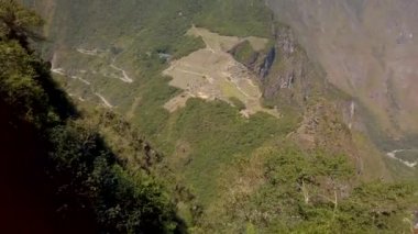 Dağ tırmanışından manzara manzarası. Huayna Picchu 'dan Machu Picchu' nun eski kalesine giden yolu izleyin. Cusco bölgesi, Peru