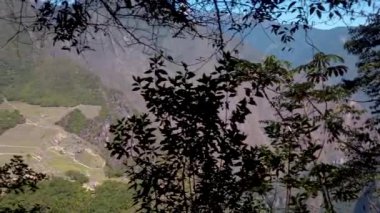 Huayna Picchu Dağları 'ndan Machu Picchu Panorama. Yukarıdan Machu Picchu kalesinin eski kalıntılarına bak