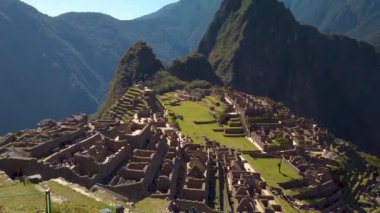 Machu Picchu 'da öğleden sonra. Arka planda Huayna Picchu zirvesi olan en ünlü inka harabelerinin manzarası. Yukarıdan Machu Picchu 'nun eski harabelerine bakın. Cusco Bölgesi, Peru