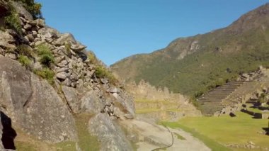 Machu Picchu 'daki antik inka yapıları: dağ yamacındaki evler ve tarım terasları. Cusco bölgesi, Peru