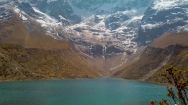 Salkantay Dağları, Cusco Bölgesi, Peru 'da, Humantay Gölü' nde dağlar karla ve bulutlarla kaplı bir manzara.