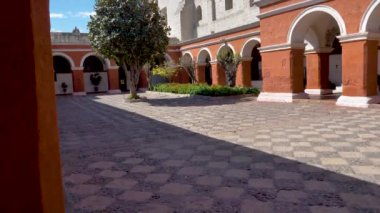 Saint Catherine Manastırı, Arequipa City, Peru 'daki iç avluda. Ağacın aksine manastırın beyaz duvarları ve rahibelerin yaşadığı kırmızı duvarlar vardı.